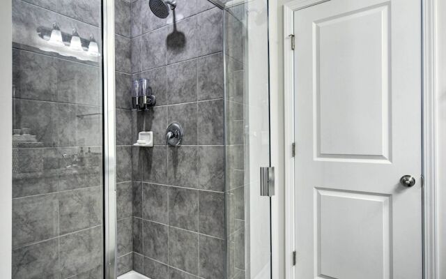 Tasteful Durham Townhome - 6 Mi to Downtown!