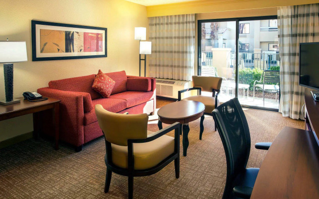 Courtyard By Marriott Palm Springs