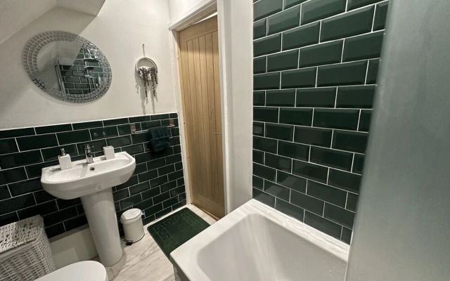 Charming 3-bed Home Minutes From City Centre