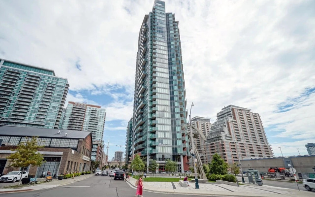 Trendy, Executive Studio, In Downtown To