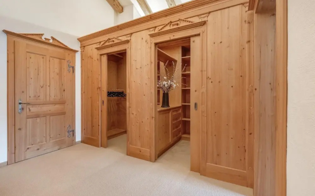 Elegant Chalet Near Slopes & Village