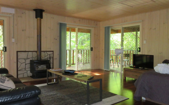 Treetops Accommodation Montville