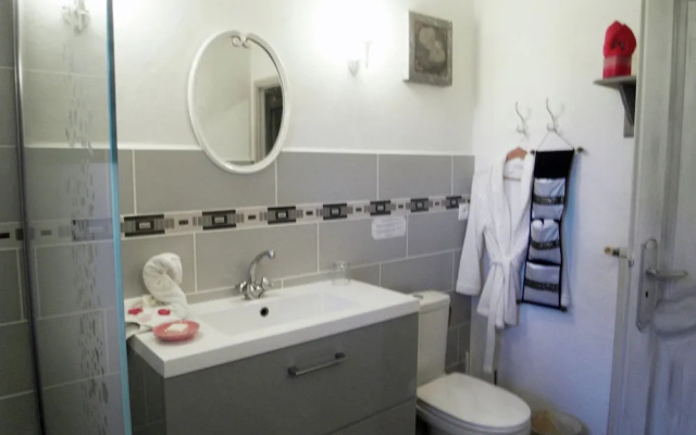 Cozy Holiday Home at Roquebrune-sur-argens With Pool