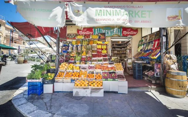 Casetta Vista Mare in Piazza a Mondello by Wonderful Italy
