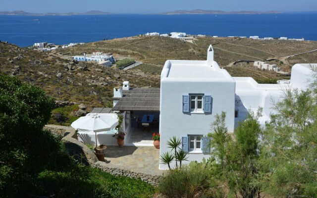 Delicate Mykonian House at Houlakia