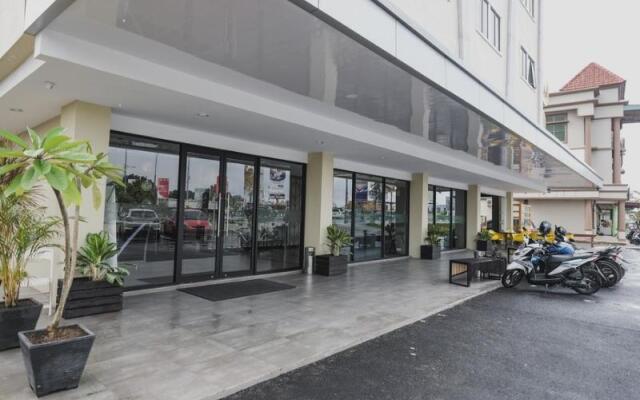 RedDoorz Plus near Ferry Terminal Batam Center