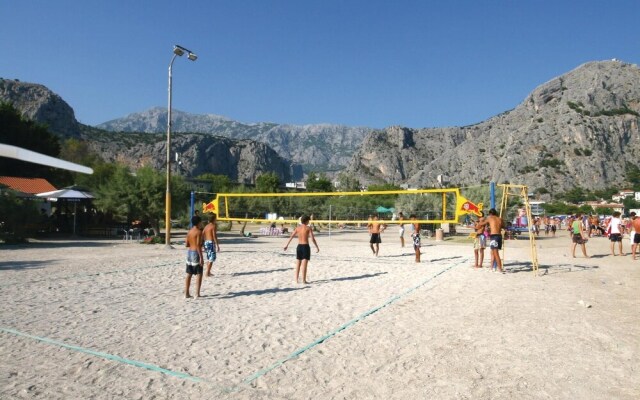 Awesome Home in Podstrana with Hot Tub, WiFi & 2 Bedrooms