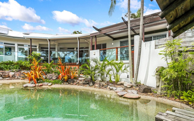 A Tropical Family Oasis in Sunshine Beach
