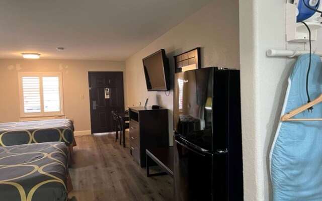 Super 8 by Wyndham Baytown/Mont Belvieu