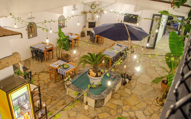 1989 Hotel Sebat