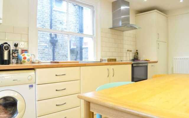 Bright 2 Bedroom Apartment in Battersea