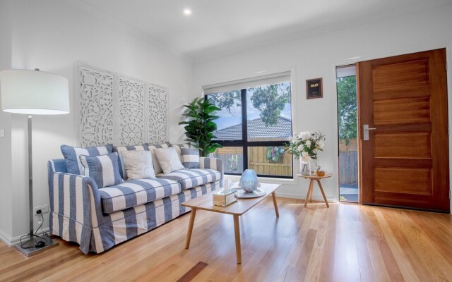 AU.JOY 3 Bed Townhouse Burwood 1