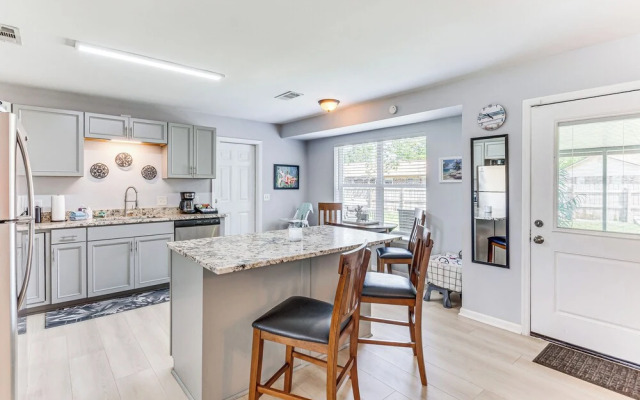 Charming Pensacola Home w/ Screened Lanai & Grill!