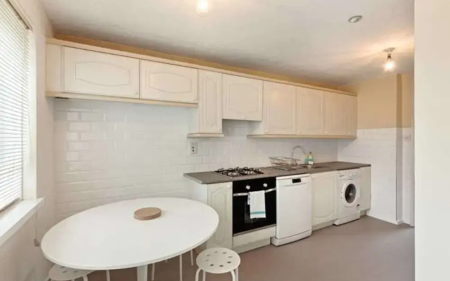 Comfy 6-sleeper Apt w/ Large Patio in W Kensington