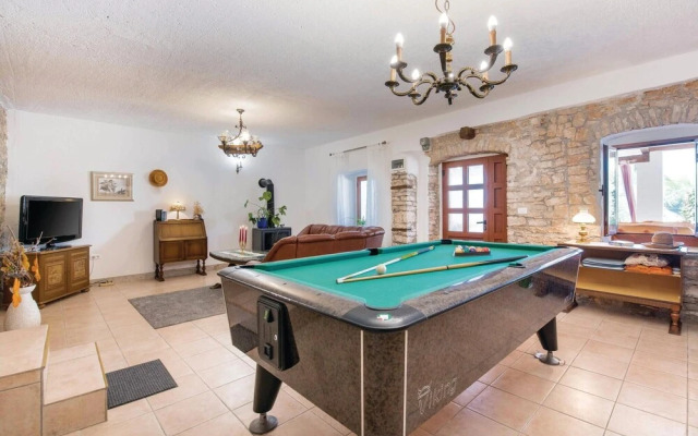 Stunning Home in Kuzinici With Wifi and 5 Bedrooms