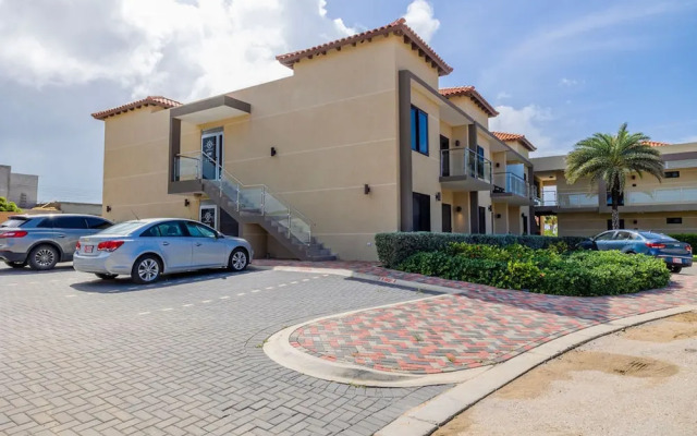 NEW Modern 1BR 1BA Gold Coast Pool GYM Tennis