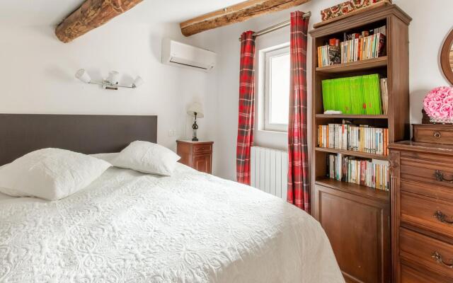 Tranquil holiday home in Cébazan with private pool