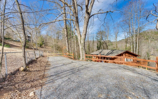 Pet-friendly Hiawassee Cabin w/ Lake Views & Sauna