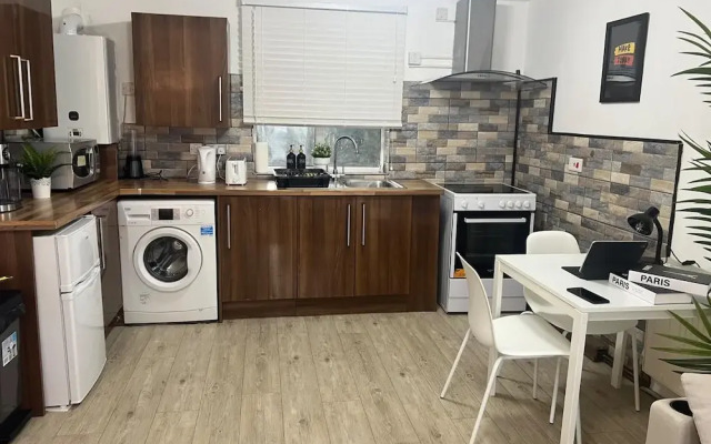 Free Parking/city Centre/long Stay/local Stores