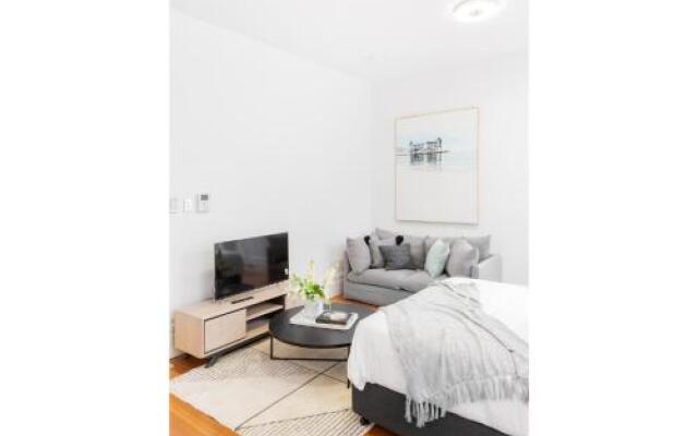 Renovated studio in bohemian area close to city