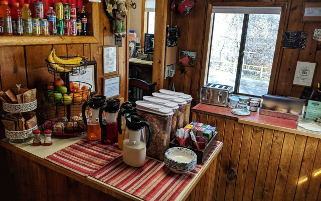 Foot of the Mountain Motel