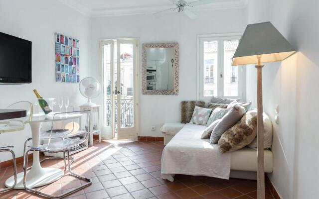 A lovely split level townhouse in the heart of Cannes next to the Marche Forville and the Palais 1749