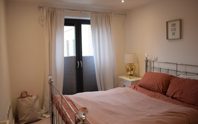2 Bedroom Apartment With Parking in Camberwell