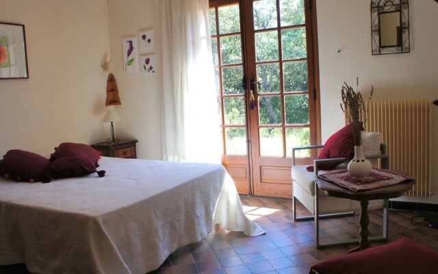 Charming Holiday Home in Tourtour, Provence With Garden