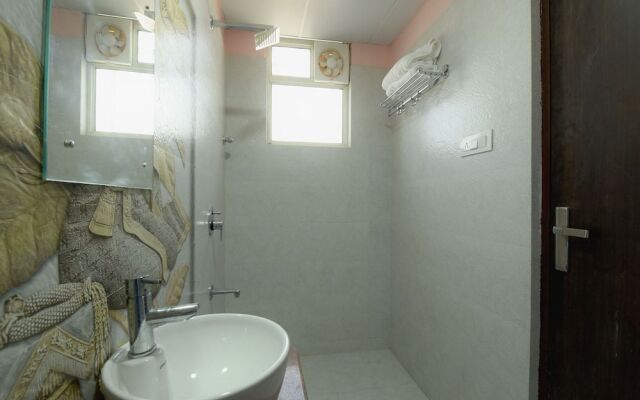 OYO 23606 Hotel Danaria