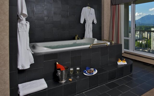 Coast Plaza Hotel & Suites