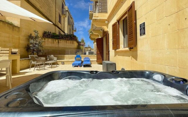 Peaceful Home With hot tub and 2 Communal Pools