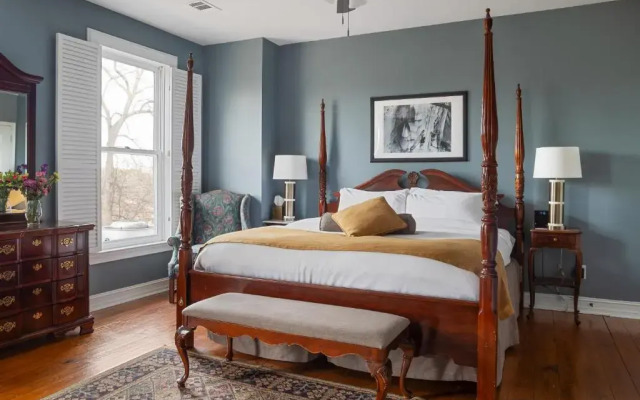 Stone Mountain Manor