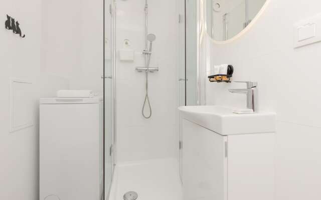 Warsaw Apartment Elekcyjna by Renters