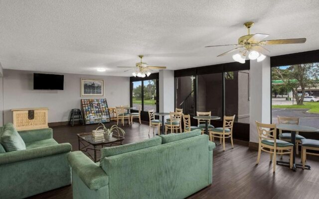 Super 8 by Wyndham Savannah