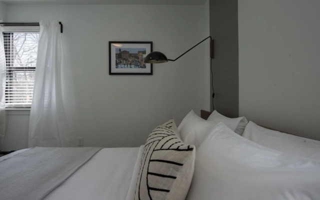 Modern 1BD Near Music Row and Downtown