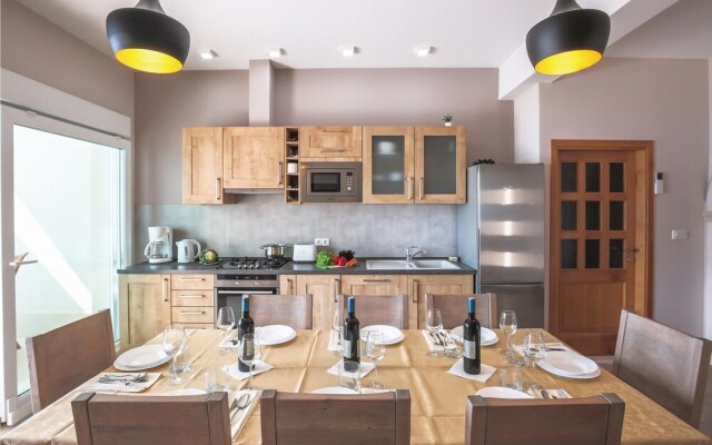 Awesome Home in Makarska With Wifi and 4 Bedrooms