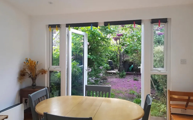 Stylish & Spacious 3-bed Home in Vibrant Bow