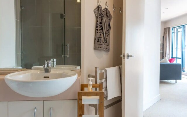 Cosy 2 Bedroom CBD Apartment With Balcony