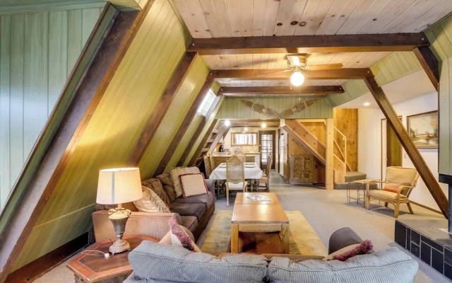 Quaint + Rustic A-frame < 5 Mi to Plumas-eureka!