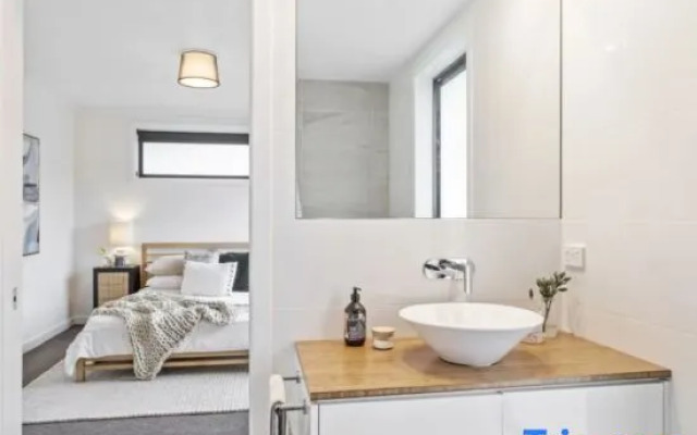 Lipscombe Mt Wellington view luxury house