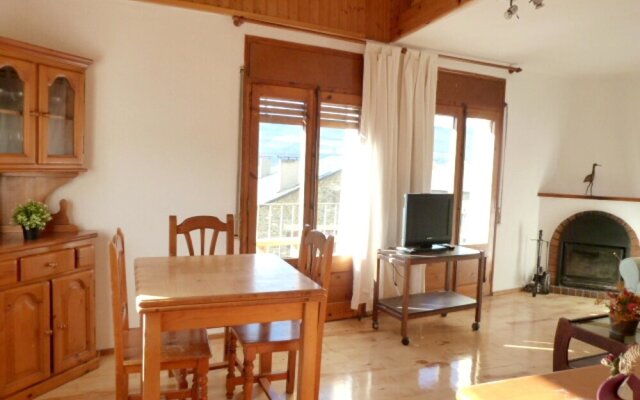 Apartment With 2 Bedrooms in Alp, With Balcony - 8 km From the Slopes