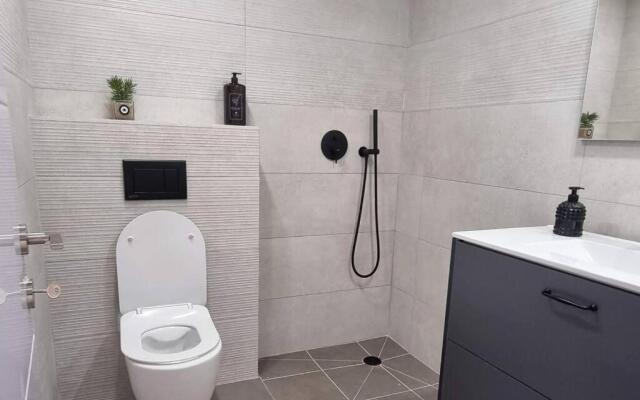 Tel Aviv North /Large Apartment w/ Pool,Spa&Gym