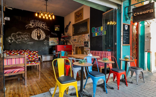 Cheers Midtown Hostel