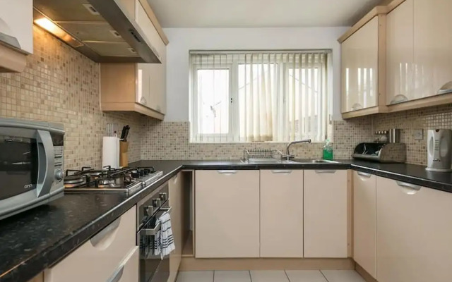 My-Places Elegant 6 Bed Town House - 68
