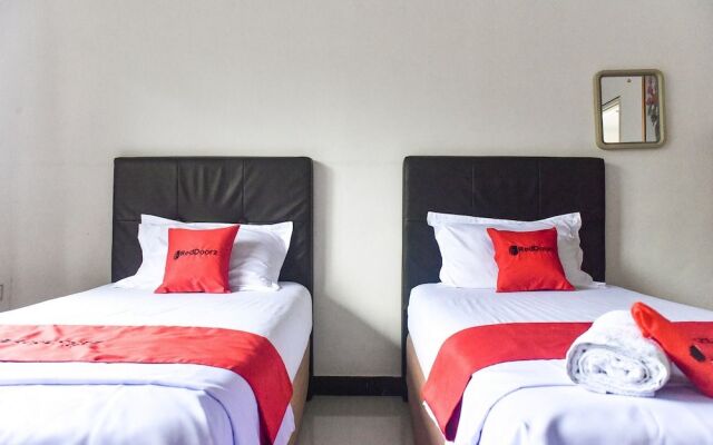 RedDoorz near Sultan Hasanuddin Airport 2