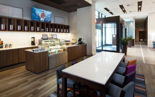 Holiday Inn Hotel & Suites Montreal Centre-ville Ouest, an IHG Hotel