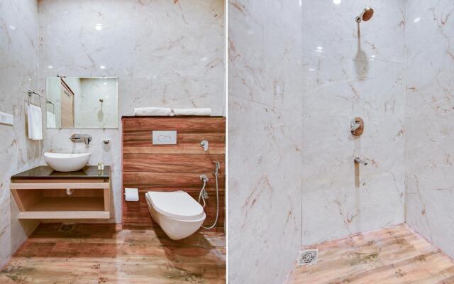 Capital O ASR434 Hotel Golden Feather