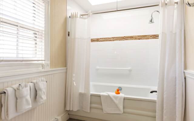 Crowne Pointe Historic Inn & Spa - Adults Only