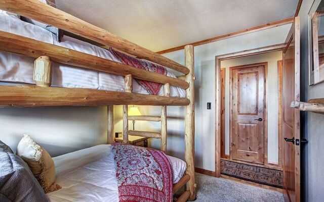 Ski Hill 27 2 Bedroom Condo by RedAwning