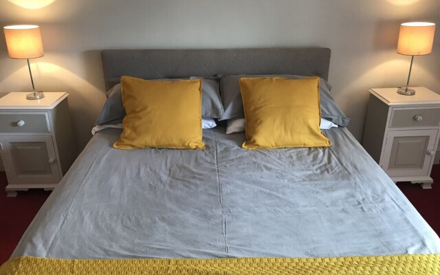 Drewe Arms Bunk Rooms & Church Cottage